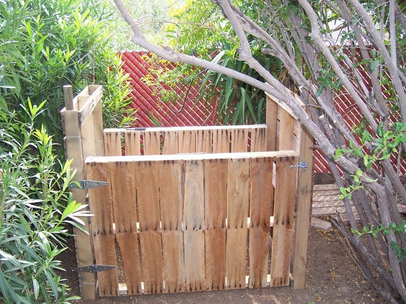 Make A Pallet Compost Bin in 8 Steps Only