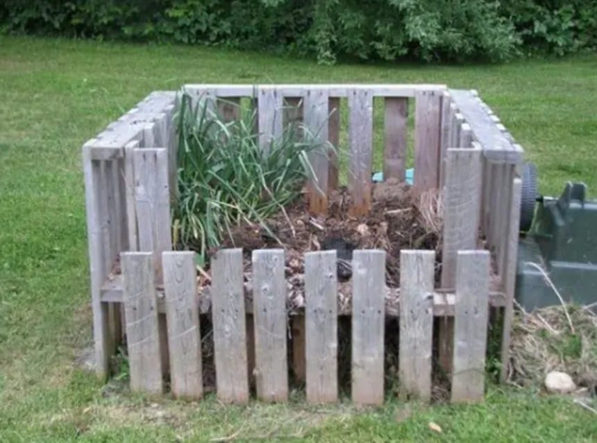 Wooden Pallet Compost Bins in 9 Ways